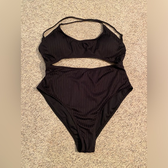 Cute black one piece bikini cut out - Picture 1 of 2